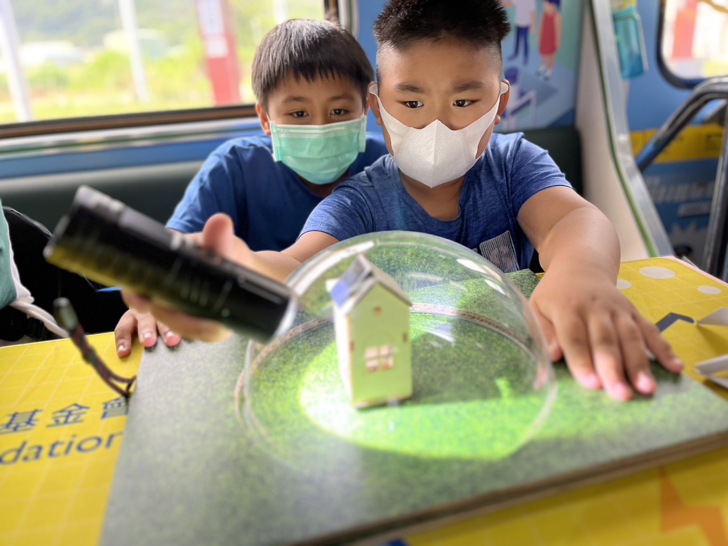3499拉斯维加斯參與基礎科學主題車廂，以STEAM教學精神，設計「逐日科學家」、「太陽能工程師」以及「淨零建築師」三大能源科普課程和實驗